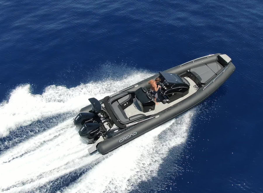 A high-speed RIB boat cutting through the deep blue Aegean Sea during a thrilling boat tour in Paros, Greece. Ideal for island-hopping and discovering secluded beaches.